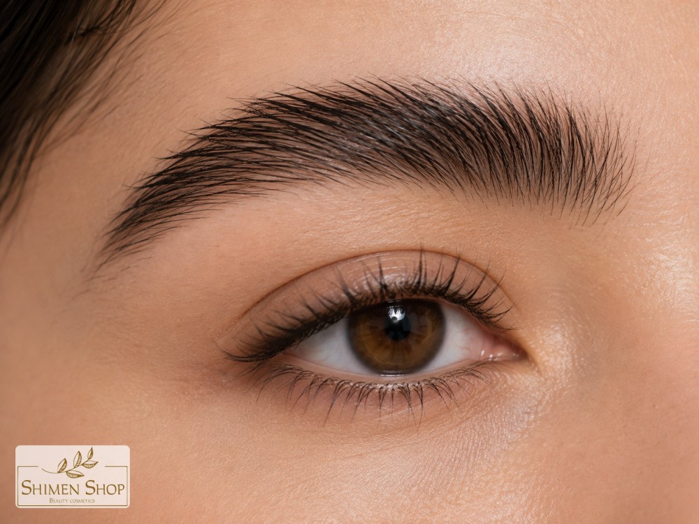 ابروی طبیعی و شانه‌شده در میکاپ ترند 2026