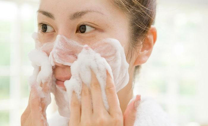پوست حساس به محرک‌های محیطی و آلرژن‌ها پاسخ می دهد.