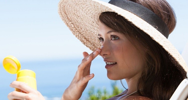 چه کسانی مجاز به استفاده از فلوئید ضد آفتاب هستند؟