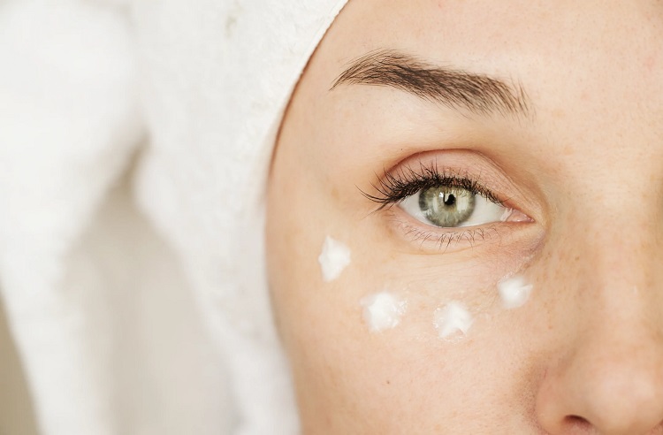 علت نازک شدن پوست زیر چشم چیست؟