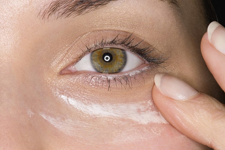 تأثیر کرم ضد آفتاب روی پوست دور چشم