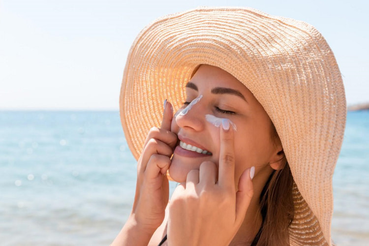 مضرات استفاده از کرم ضد آفتاب برای پوست دور چشم